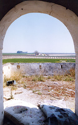 Il terrazzino del porticato, che offre un'ampia vista su parte del paesaggio circostante. Il parapetto è basso e presupp