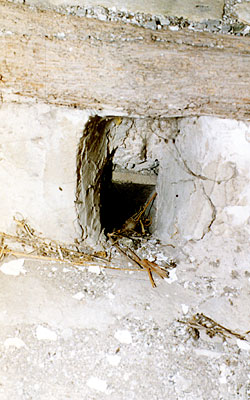 Particolare del gradino della scala con il foro di osservazione. (foto Gioacchino Albanese)