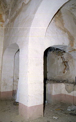 Interno di una delle stanze, caratterizzata da un focolare, collegato al grande camino troncopiramidale della masseria. 