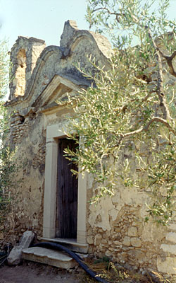 Prospetto della chiesetta di Montaltino con architrave e stipiti in pietra. (foto Gioacchino Albanese)