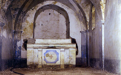 L'altare in pietra decorato da una croce greca incavata. (foto Gioacchino Albanese)