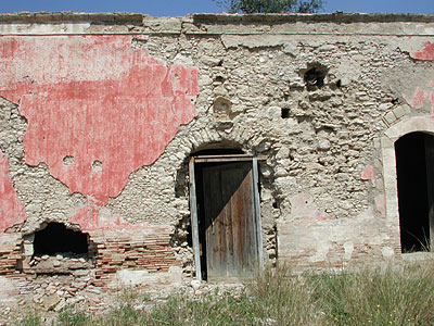Masseria Montarcuccio: nicchia votiva al di sopra di uno degli ingressi. (foto Gioacchino Albanese)