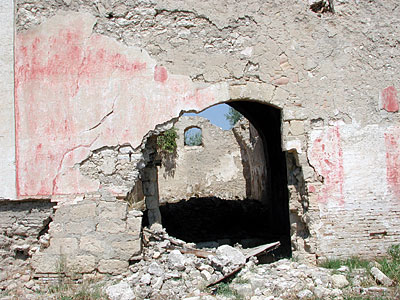 Masseria Montarcuccio: vano con volta a botte ormai crollata. (foto Gioacchino Albanese)
