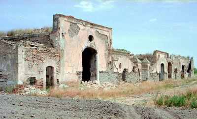 Masseria Parchi Tonti-Cantatore: l'edifico più grande adibito a stalla. (foto Gioacchino Albanese)