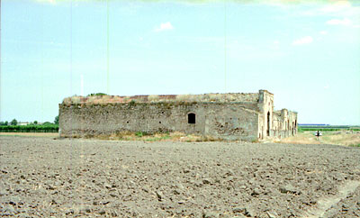 Masseria Parchi Tonti-Cantatore: facciata laterale della stalla. (foto Gioacchino Albanese)