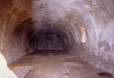 Masseria Parchi Tonti-Cantatore: interno della stalla. (foto Gioacchino Albanese)