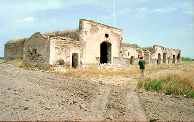 Masseria Parchi Tonti-Cantatore: a fianco alla stalla grande l'edificio del guardiano. (foto Gioacchino Albanese)