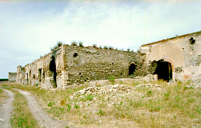 Masseria Parchi Tonti-Cantatore: parte sporgente e parte rientrante degli edifici a schiera. (foto Gioacchino Albanese)