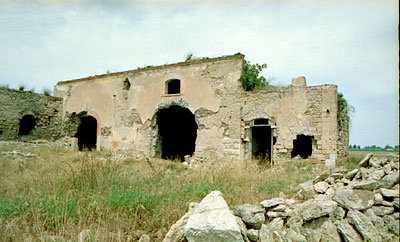 Masseria Parchi Tonti-Cantatore: la parte rientrante degli edifici a schiera. (foto Gioacchino Albanese)