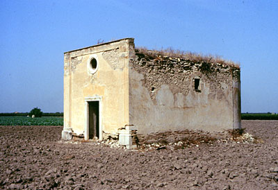 Masseria Parchi Tonti-Cantatore: veduta angolare della chiesetta. (foto Gioacchino Albanese)