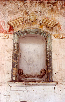 Masseria Parchi Tonti-Cantatore: grande nicchia votiva sulla parete absidale. (foto Gioacchino Albanese)