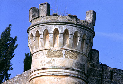 Parte difensiva della torretta con merlatura di tipo guelfo. (foto Gioacchino Albanese)