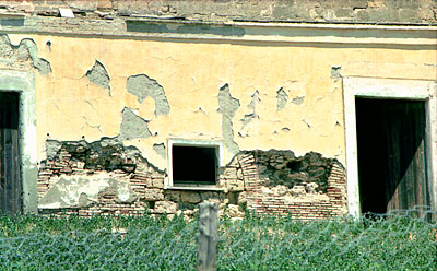 Primo blocco di edifici dove si succedono in alternanza disordinata ingressi con architrave, stipiti e finestre. (foto G