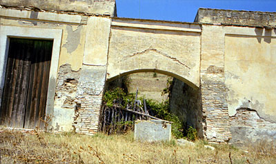 Arco di collegamento dei due blocchi di edifici. Attraverso l'arco ci si immetteva in uno iazzo all'aperto. (foto Gioacc