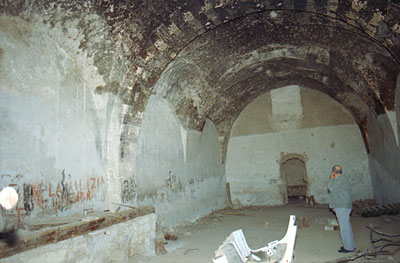 Masseria Pozzella: stalla con mangiatoia nel primo complesso. (foto Gioacchino Albanese)