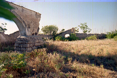 Masseria Pozzella: arcate di ingresso al ricovero per gli animali. (foto Gioacchino Albanese)