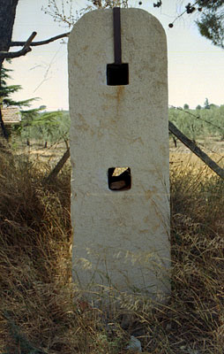 Masseria Pozzella: uno dei pilastri che delimitano l'ingresso al secondo complesso. (foto Gioacchino Albanese)