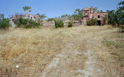 Masseria Pozzella: gruppo di caseggiati sul fondo dell'area del secondo complesso. (foto Gioacchino Albanese)