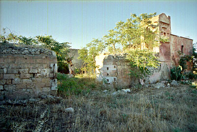 Masseria Pozzella: muretto, colombaia e vano abitativo. (foto Gioacchino Albanese)