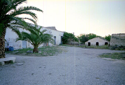 Masseria Pozzelle di Santo Andrea: i due gruppi di caseggiati posti ortogonalmente con all'angolo un muretto per uno spa