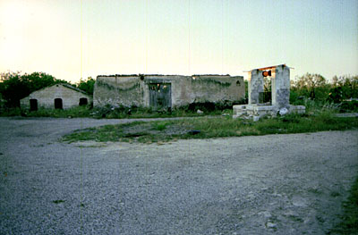 Masseria Pozzelle di Santo Andrea: lo spazio antistante la masseria con il pozzo e alcuni caseggiati usati per gli anima