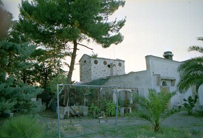 Masseria Pozzelle di Santo Andrea: l'edificio principale con la grande colombaia. (foto Gioacchino Albanese)