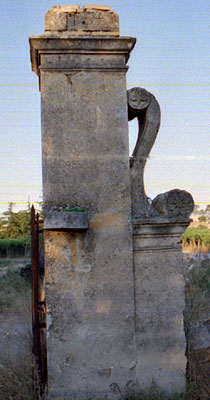 Uno dei pilastri di ingresso al secondo complesso della masseria. (foto Gioacchino Albanese)