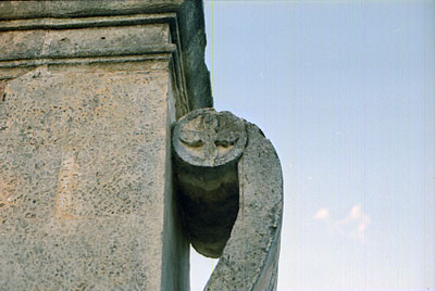 Decorazione floreale della parte soprastante della voluta del pilastro. (foto Gioacchino Albanese)