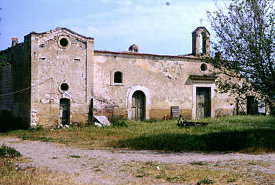 Masseria di Pozzomonaco: nella consecuzione degli edifici è compresa la chiesetta. (foto Gioacchino Albanese)