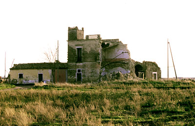 Uno degli edifici di pertinenza della masseria, poi staccato dal complesso principale dopo la Riforma fondiaria. (foto G