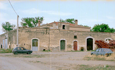 Casa del fattore. Al primo piano e al piano terra c'erano i locali per la lavorazione dei prodotti caseari. (foto Gioacc