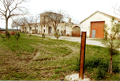Masseria Profico: lo spazio antistante gli edifici, denominato tradizionalmente campana. (foto Gioacchino Albanese)