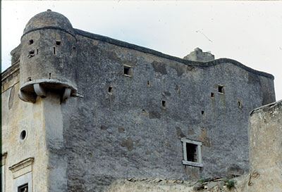 Masseria Ragnizzi: parete destra con feritoie. (foto Gioacchino Albanese)