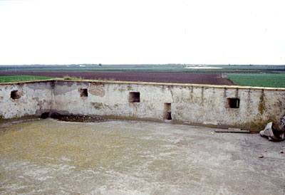 Masseria Ragnizzi: parapetto di difesa del terrazzo con feritoie. (foto Gioacchino Albanese)