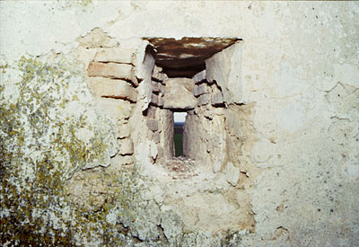 Masseria Ragnizzi: feritoia rastremata del terrazzo. (foto Gioacchino Albanese)