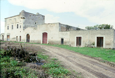 Masseria Ragnizzi: paratassi degli edifici. (foto Gioacchino Albanese)