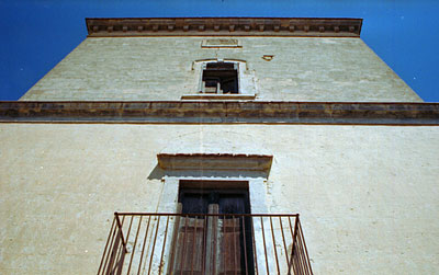Santa Maria dei Manzi: una facciata della torre-distilleria. (foto Gioacchino Albanese)