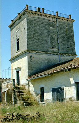 Santa Maria dei Manzi: la torre e la scalinata di ingresso. (foto Gioacchino Albanese)