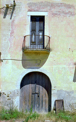 Santa Maria dei Manzi: balcone della facciata padronale. (foto Gioacchino Albanese)