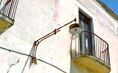 Santa Maria dei Manzi: un altro vecchio sistema di illuminazione. (foto Gioacchino Albanese)