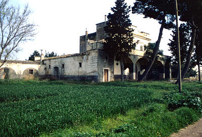 San Giovanni in fonte: veduta laterale dell'edificio padronale e arcate di posta. (foto Gioacchino Albanese)