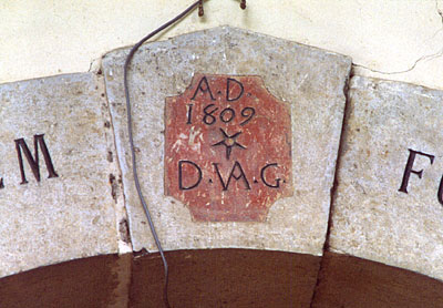 San Giovanni in fonte: chiave di volta dell'arcata principale dell'edificio padronale con indicazione della data di cost