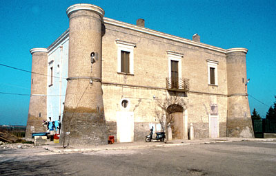 S. Giovanni di Zezza: edificio padronale turrito. ( foto Gioacchino Albanese )