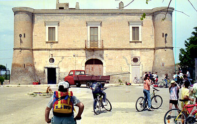 S. Giovanni di Zezza: edificio padronale turrito. ( foto Gioacchino Albanese )