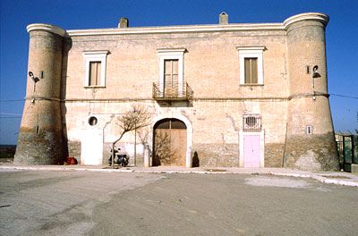 S. Giovanni di Zezza: edificio padronale turrito. ( foto Gioacchino Albanese )