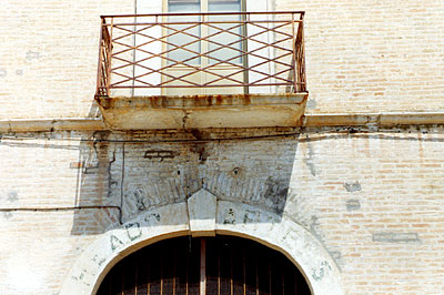 S.Giovanni di Zezza: balcone principale dell'edifico turrito. ( foto Gioacchino Albanese )