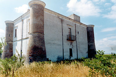 S.Giovanni di Zezza: vista angolare dell'edificio turrito. ( foto Gioacchino Albanese )