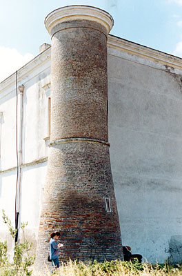 S. Giovanni di Zezza: uno dei torrioni con feritoie nella parte alta e in quella bassa. ( foto Gioacchino Albanese )