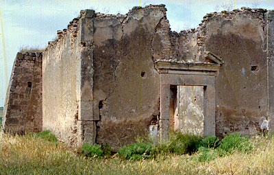 S. Giovanni di Zezza: veduta angolare della vecchia chiesetta. ( foto Gioacchino Albanese )