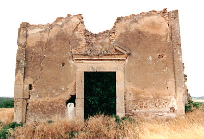 S. Giovanni di Zezza: prospetto principale della vecchia chiesetta. ( foto Gioacchino Albanese )